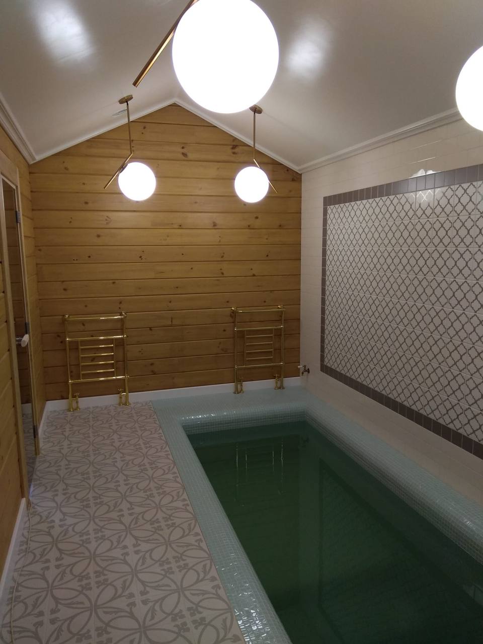 Wellnessbereich mit Becken