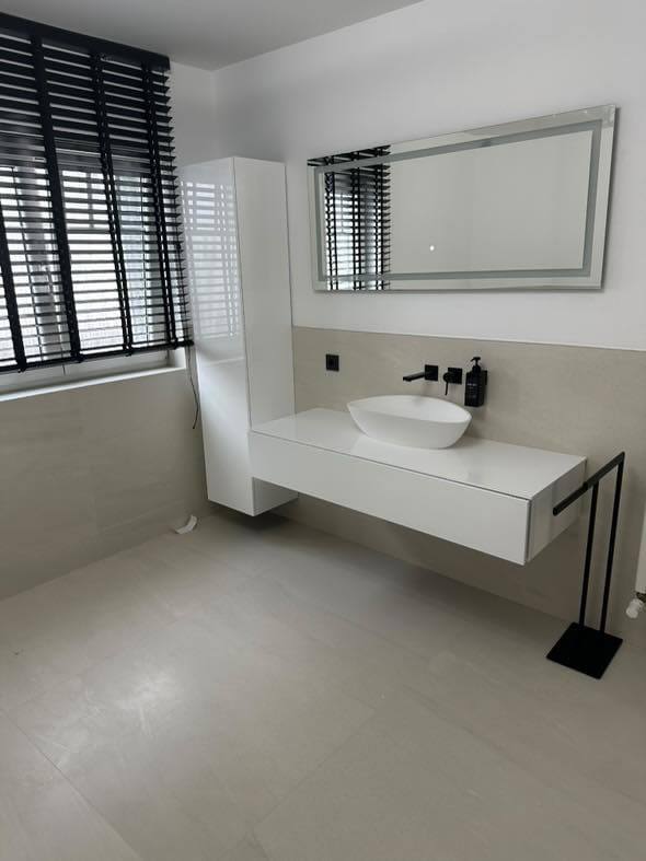Badezimmer mit Waschtisch